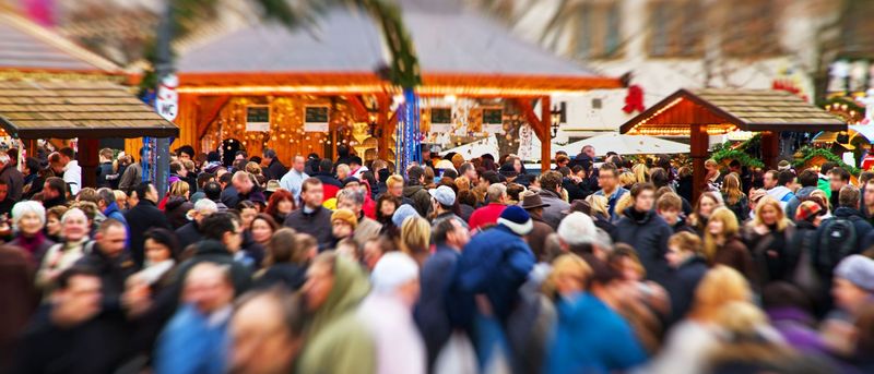 Weihnachtsstress: Ein vollbepackter Weihnachtsmarkt mit riesigen Menschenmassen