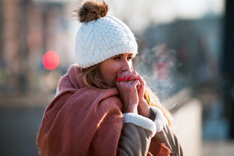 Eine Frau die gesund durch den Winter geht da sie ein starkes Immunsystem hat