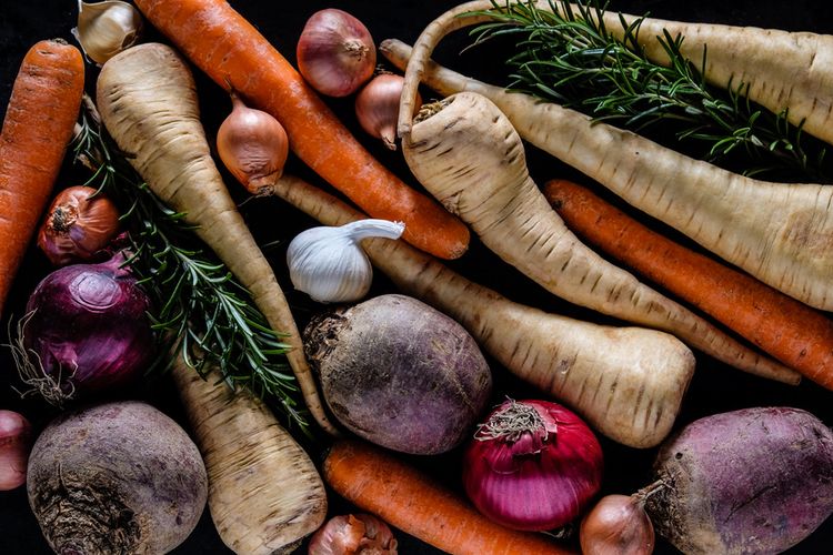 Hier sieht man eine Auswahl an typischen Wintergemüsesorten: Kohl, Karotten, Rettich, Knoblauch und Zwiebel