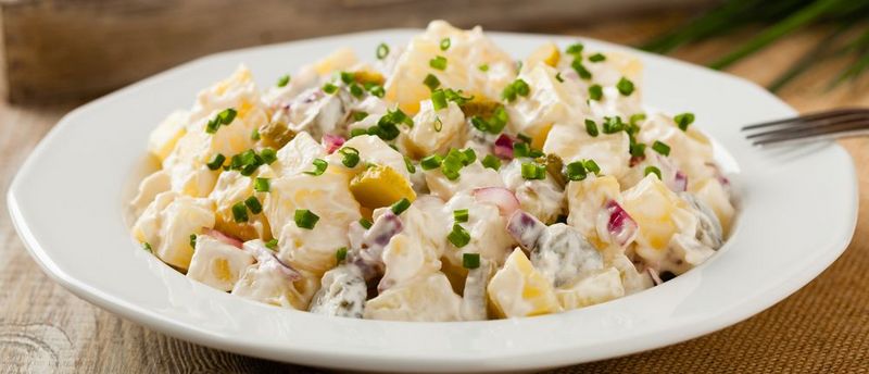 Hier ist ein falscher Kartoffelsalat der mit Kohlrabi gemacht wird