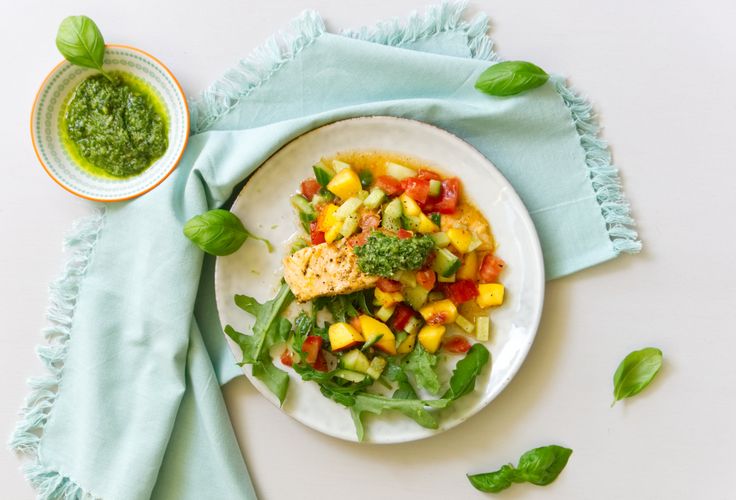 Ein leckeres Essen für eine gesunde Blase mit Lachs, Nektarinen und Tomaten-Salsa